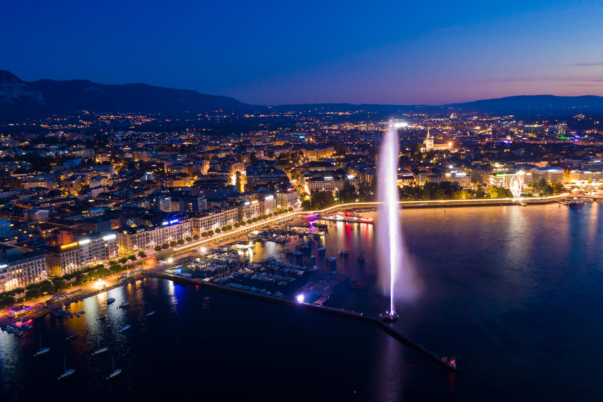 Vue aerienne de Geneve de nuit avec le jet d'eau